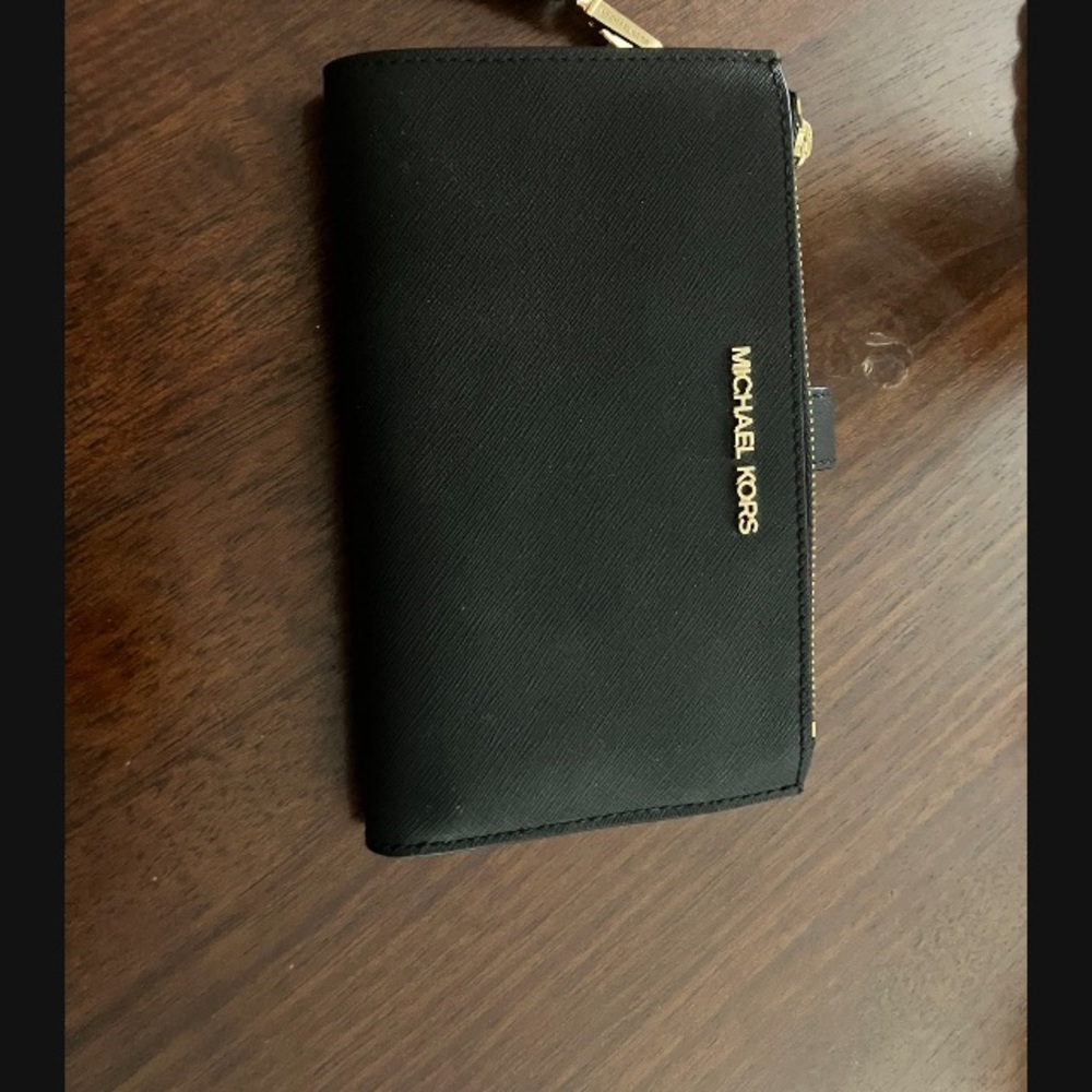 Michael Kors Black Zip-Around Wallet la